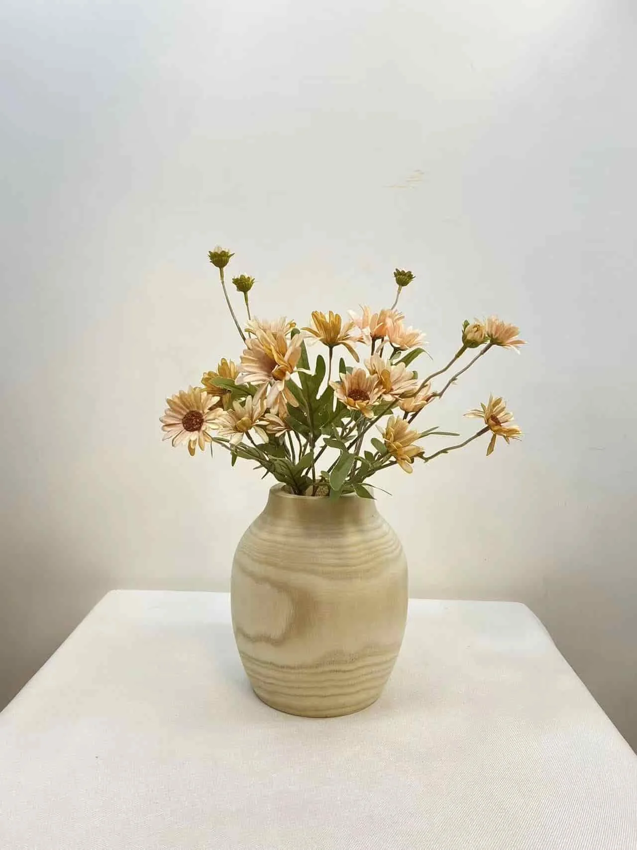 Modern Sculpted Wood Vase for Home Decor – Minimalist Floral Arrangement Ornament 4